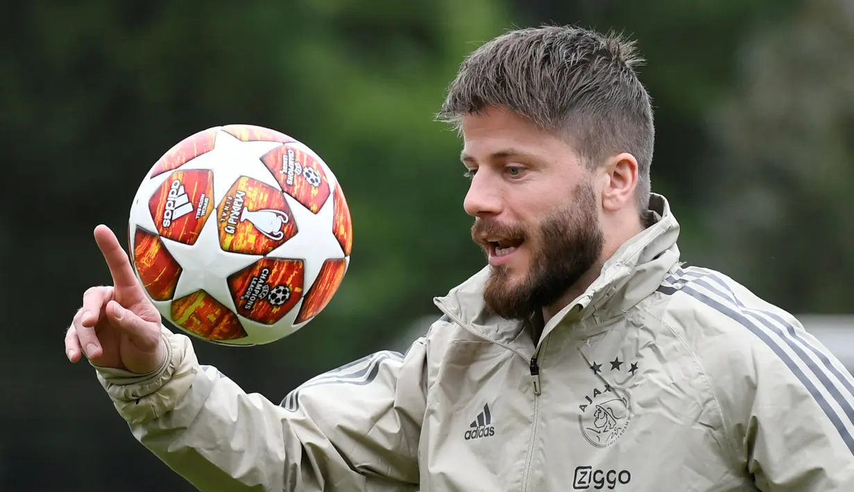Pemain Ajax Amsterdam Lasse Schone bermain bola saat berlatih jelang menghadapi Tottenham Hotspur pada leg kedua Liga Champions di Amsterdam, Belanda, Selasa (7/5/2019). Setelah menang 1-0 pada leg pertama, para pemain Ajax terlihat hanya melakukan latihan santai. (REUTERS/Piroschka Van De Wouw)