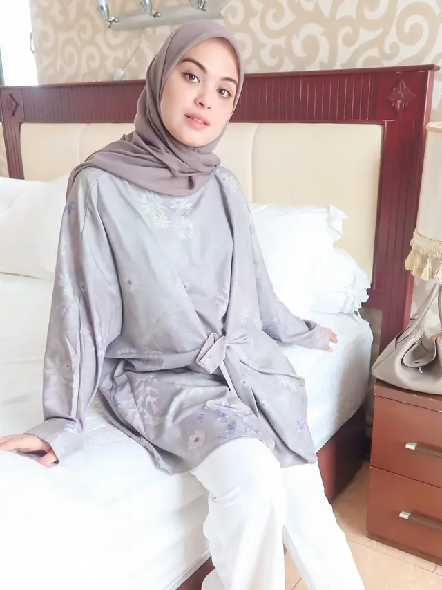 Usia Kehamilan 5 Bulan, Ini 6 Potret Vebby Palwinta Pamer Baby Bump