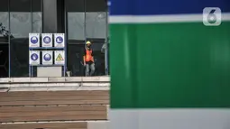 Aktivitas pekerja saat menyelesaikan proyek renovasi Gedung Sarinah, Jakarta, Kamis (2/9/2021). Proyek renovasi gedung pusat perbelanjaan tertua di Indonesia tersebut ditargetkan rampung pada awal 2022. (merdeka.com/Iqbal S. Nugroho)