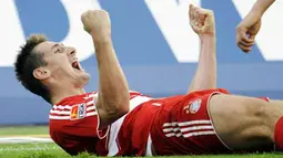 Bayern Munich's striker Miroslav Klose celebrates scoring during Bundesliga match Karlsruhe SC vs FC Bayern Munich on October 18, 2008. Munich won the match 0-1. AFP PHOTO/TORSTEN SILZ
