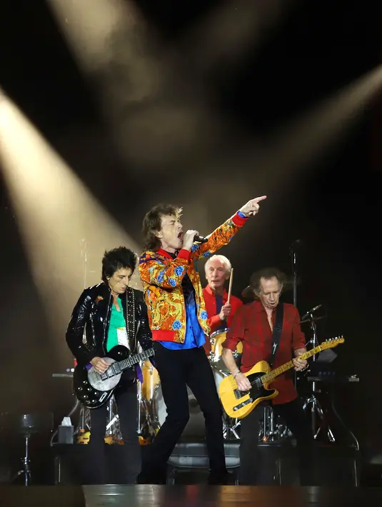 Aksi panggung The Rolling Stones saat tampil di MetLife Stadium, East Rutherford, New Jersey, Amerika Serikat, Senin (5/8/2019). The Rolling Stones sukses menggebrak panggung MetLife Stadium dalam tur Amerika-Kanada yang bertajuk 'No Filter'. (Photo by Greg Allen/Invision/AP)