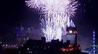 Kilatan kembang api dan keceriaan warga Edinburgh, Inggris, mengiringi awal tahun 2017.
