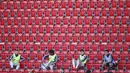Para pemain pengganti Bayern Munchen saat melawan Union Berlin pada laga Bundesliga  di Alte Foersterei, Minggu (17/5/2020). Bayern Munchen menang 2-0 atas Union Berlin. (AP/Hannibal Hanschke)