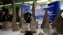 Puluhan tanduk badak yang berhasil disita ditampilkan saat konferensi pers di kantor bea cukai di bandara Suvarnabhumi, Bangkok, Thailand (14/3). Pemerintah Thailand telah menyita 21 tanduk badak. (AP Photo/Sakchai Lalit)