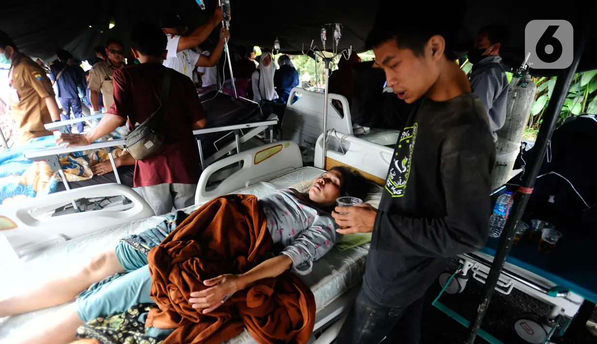 <p>Sejumlah korban gempa menjalani perawatan di RSUD Cimacan, Cianjur, Jawa Barat, Senin (21/11/2022). Hingga berita ini ditulis, Bupati Cianjur Herman Suherman menyebut jumlah korban meninggal akibat gempa magnitudo 5,6 yang mengguncang Cianjur sudah mencapai 56 orang dan 700 lebih lainnya luka-luka. (merdeka.com/Arie Basuki)</p>