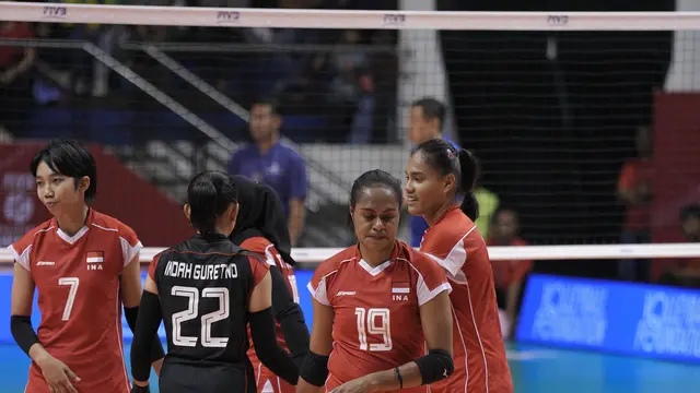 Timnas Voli Putri Indonesia U21 berhadapan dengan Vietnam U21 di laga pertama babak penyisihan Pool A FIVB Putri U21 2025, Kamis (07/08/2025). (Mitchell Soeharsono)