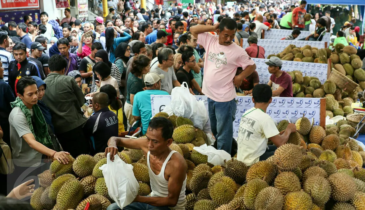 Pengunjung memilih durian di acara Durian Fair 2016 di Blok M Square, Jakarta, Sabtu (27/2). Dalam acara ini, pengunjung bisa menemukan sekitar 20 jenis durian unggul dari berbagai daerah di Jawa Tengah dan Jawa Barat. (Liputan6.com/Yoppy Renato)