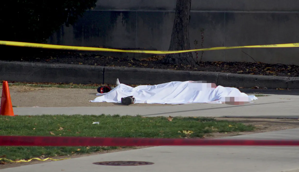 Sesosok jasad tergeletak di luar CBEC Building dan Koffolt Labs setelah serangan pisau di Ohio State University, Senin (28/11). Sedikitnya 11 orang cedera , sementara pelaku ditembak mati oleh petugas. (Courtesy of Mason Swires/thelantern.com/via REUTERS)