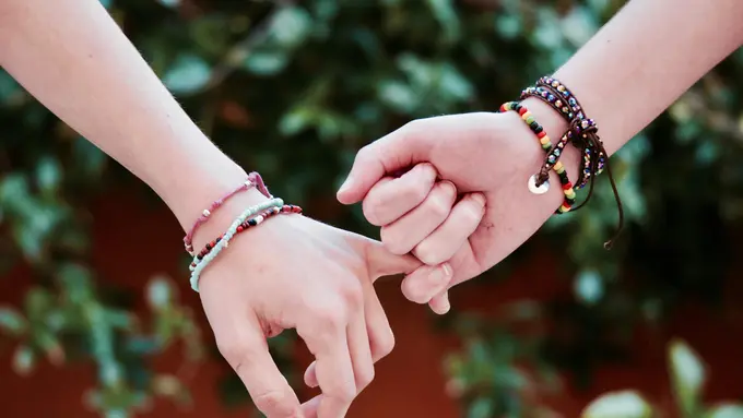 3 Pasangan Zodiak yang Cocok Menjadi Sahabat, Chemistry-nya Luar Biasa!