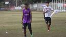 Pemain muda Bali United, Yabes Roni Malaifani dan Sutanto Tan atas inisiatif sendiri menambah porsi latihan untuk menambah kemampuan mereka di Lapangan Trisakti, Bali, Selasa (1/9/2015). (Bola.com/Vitalis Yogi Trisna)