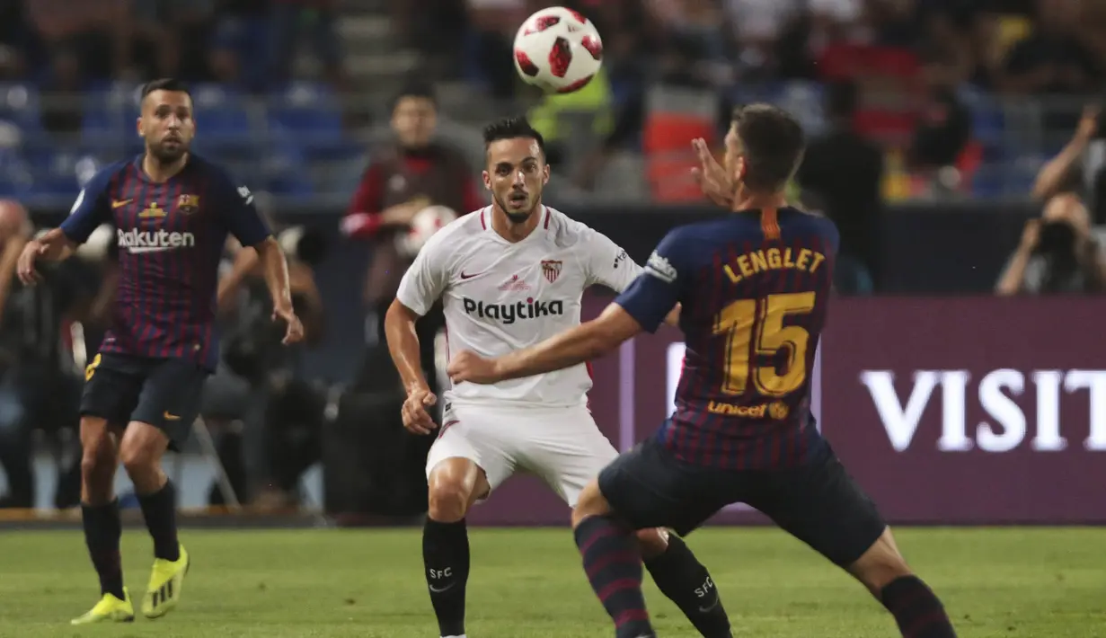 Gelandang Sevilla, Pablo Sarabia, berebut bola dengan bek Barcelona, Clement Lenglet, pada laga Piala Super Spanyol di Stadion Ibn Batouta, Tangiers, Minggu (12/8/2018). Barcelona menang 2-1 atas Sevilla. (AP/Mosa'ab Elshamy)