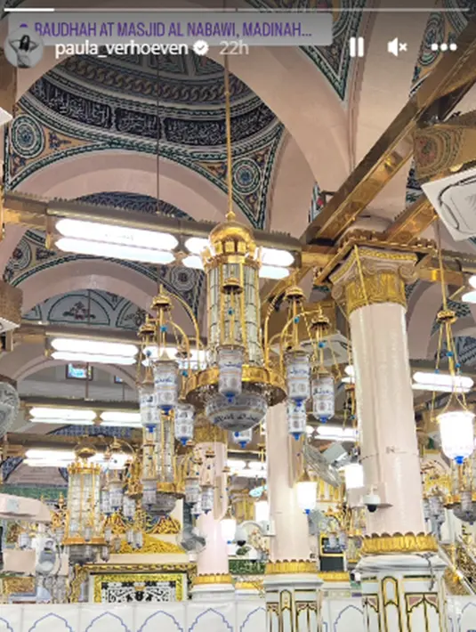 Momen saat Paula Verhoeven berada di dalam Masjid Nabawi juga turut mengunggah di Instagram Stories. Dirinya juga begitu bersyukur bisa kembali melangsungkan ibadah umroh terlebih bersama kedua anaknya. (Liputan6.com/IG/@paula_verhoeven)