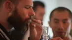 Seorang pria mengisap ganja saat peresmian Privee Social Club yang diadakan di rumah pribadi di Venesia, Los Angeles, California, AS, (23/3). Social Club adalah sebuah klub para pengguna ganja eksklusif. (AFP Photo / David Mcnew)