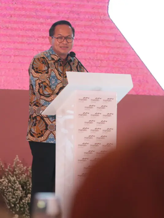 Direktur Utama Bank Mandiri Kartika Wirjoatmodjo saat membuka Market Outlook 2019 di Jakarta, Rabu (5/12). Hingga Oktober 2018, Bank Mandiri memiliki 53.096 nasabah private dan prioritas banking. (Liputan6.com/Angga Yuniar)