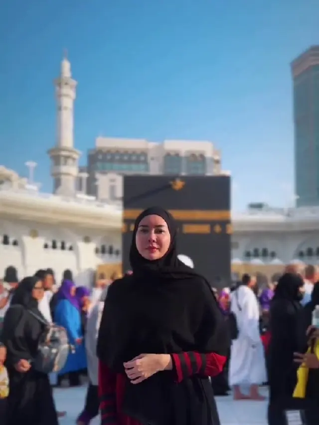 Menawan dengan Gamis dan Hijab Syari, Potret Aura Kasih yang Tampil Anggun saat Umrah Jadi Sorotan