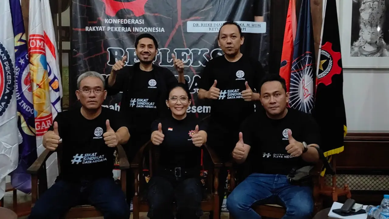 Ketua Umum Konfederasi Rakyat Pekerja Indonesia (KRPI) Rieke Diah Pitaloka memberikan tiga isu penting terkait perjuangan kesejahteraan pekerja Indonesia yang dikaji sepanjang tahun ini.