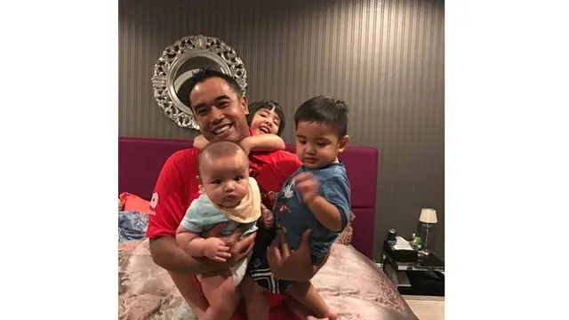 Makan di Pinggir Jalan, Ini 6 Gaya Sederhana Ardi Bakrie saat Asuh Anak