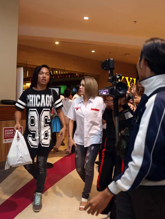 “Dia satu managemen sama gua. Satu bulan ini dia suka curhat keluh kesahnya ini itu. Pisah rumahnya dari kapan sih gua enggak tau. Itu kan masalah rumah tangga, biar mereka yang ngomong sendiri,” ucap Nikita Mirzani. (Nurwahyunan/Bintang.com)