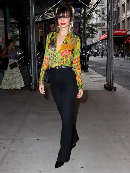 <p>Emily Ratajkowski dalam balutan statement shirt untuk ide kencan kasual. Ini berasal dari koleksi legendaris Tom Ford, musim semi/musim panas 1996. Foto: Vogue.</p>