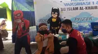 Sosok Superhero Spiderman Ikut Dampingi Vaksinasi Anask di SD Islam Al- Khairiyah Banyuwangi. (Hermawan Arifianto/Liputan6.com)