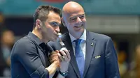 Bintang futsal Brasil, Falcao, bersama Presiden FIFA Gianni Infantino. (AFP/Luis Robayo)