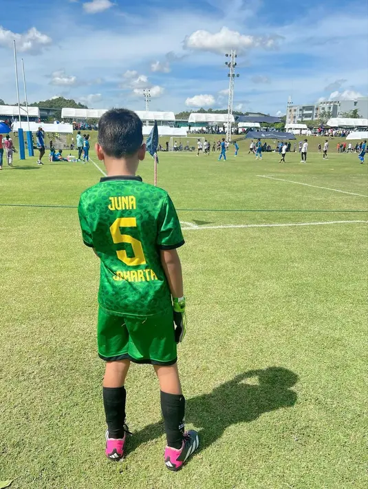 Melihat penampilan putranya saat menyelamatkan bola, Titi Kamal terdengar teriak histeris di pinggir lapangan. [Instagram/titi_kamall]