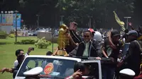 Sriwijaya FC mengarak trofi Piala Gubernur Kaltim di Kota Palembang, Sumatera Selatan, Kamis (8/3/2018). (Liputan6.com/Indra Pratesta)