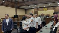 Mantan Menteri Perdagangan, Thomas Trikasih Lembong alias Tom Lembong, memeluk istrinya, Franciska Wihardja, seusai mendengarkan putusan hakim dalam perkara dugaan korupsi kebijakan importasi gula, Jumat (18/7/2025). (Liputan6.com/Ady Anugrahadi)