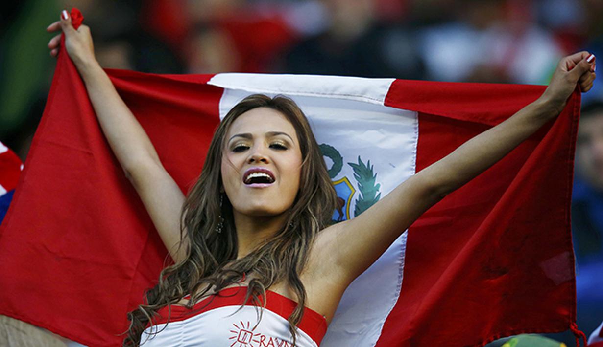 Pesona kecantikan wanita suporter Peru. (REUTERS/Ricardo Moraes)