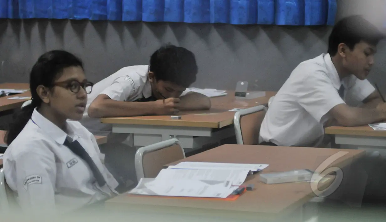 Suasana pelaksanaan Ujian Nasional (UN) di SMPN 29 Jakarta, Senin (5/4/2015). UN tingkat SMP tersebut diikuti 149.172 peserta. (Liputan6.com/Johan Tallo)