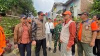 Anggota Komisi VIII DPR RI, Abdul Fikri Faqih mengecek kondisi daerah terdampak bencana di Desa Mendala, Kecamatan Sirampog, Kabupaten Brebes, Jateng. Foto: liputan6.com/edhie prayitno ige&nbsp;