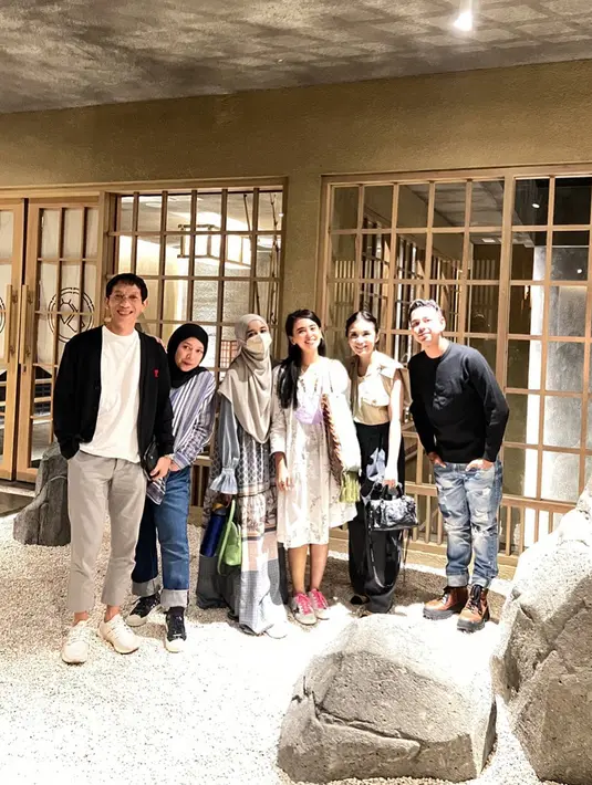 Melly Goeslaw pun mencari keberadaan Dimas Beck. "Minus @dimasbeck .,,,,, Diiiim kangen Diiim," kata Melly. (Foto: Instagram/ melly_goeslaw)