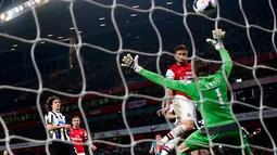 Proses gol Arsenal yang dihasilkan lewat sundulan kepala Olivier Giroud ke gawang Newcastle United di pertandingan Liga Primer Inggris di Stadion Emirates, London (28/4/2014). (REUTERS/Eddie Keogh)
