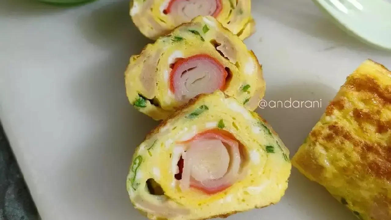 Resep telur gulung Jepang alias tamago roll isi crab stick. (dok. Cookpad @anda_rani)