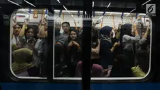 Warga saat mencoba menaiki moda raya Terpadu  Mass Rapid Transit  MRT di Stasiun MRT Bundaran HI, Jakarta, Jumat (29/3). Terkait tarif kereta MRT minimum yag telah disepakati adalah Rp.3000 sampai maksimum Rp.14.000 dari Lebak Bulus- Bundaran HI. (merdeka.com/Imam Buhori)