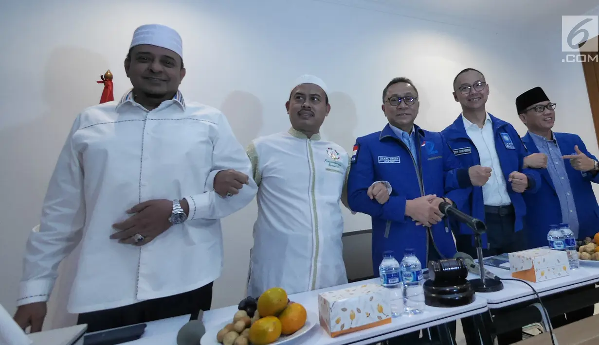 (Kiri ke kanan) Ketua GNPF Ulama Yusuf Martak, Ketua PA 212 Slamet Ma'arif, Ketua Umum PAN Zulkifli Hasan dan Sekjen PAN Eddy Soparno seusai menggelar pertemuan di DPP PAN Jakarta, Rabu (20/2). (Liputan6.com/Herman Zakharia)
