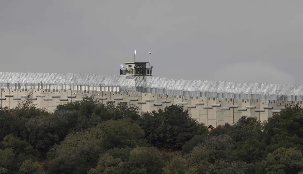 Tindakan Israel itu memicu kembali ketegangan di kawasan Timur Tengah. Tampak dalam foto yang diambil dari Israel memperlihatkan menara pengawas Pasukan dari Perserikatan Bangsa Bangsa (PBB) di Lebanon (UNIFIL) dari perbatasan yang memisahkan Israel utara dan Lebanon selatan pada 16 November 2025. (Jalaa MAREY/AFP)