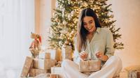 Ilustrasi wanita membuka kado spesial. (Shutterstock/PH888)