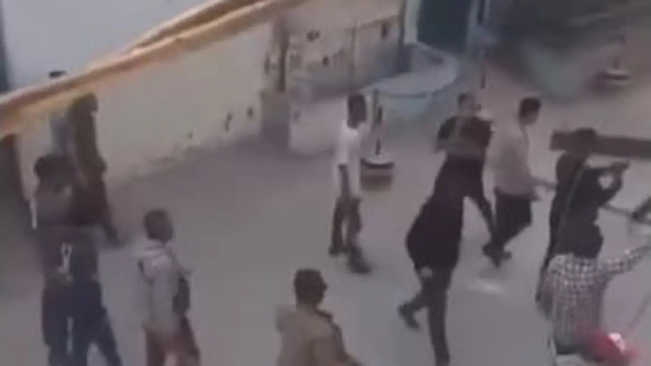 Dua kelompok warga terlibat bentrok di kawasan Kapuk Muara, Jakarta Utara pada Senin, 4 September 2023.
