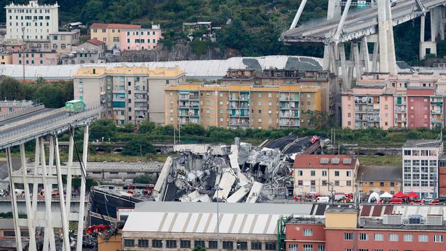 Mobil Nyaris Jadi Jatuh Jembatan Ambruk di Italia