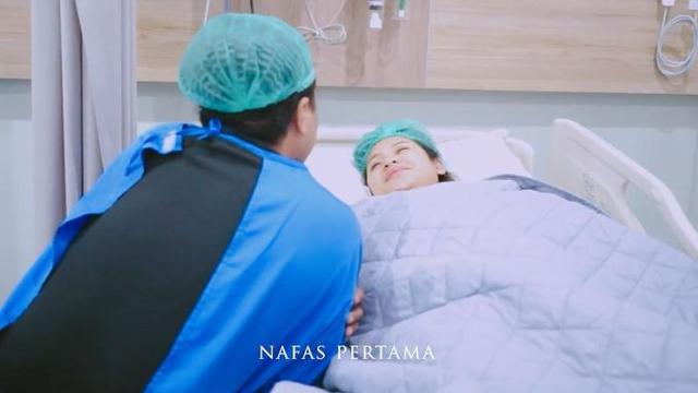 Indah Permatasari dan Arie Kriting dikaruniai anak pertama (Instagram/indahpermatas/nafaspertama)