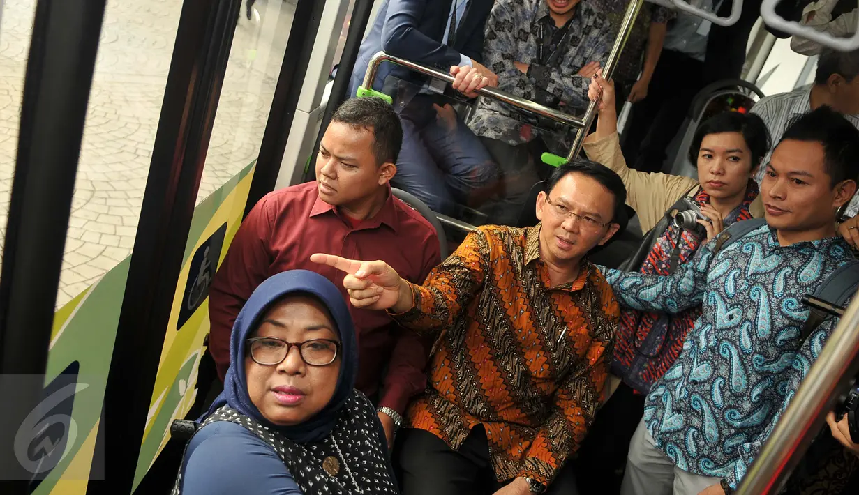Gubernur DKI Basuki 'Ahok' Tjahaja Purnama berada di dalam bus Scania jenis premium Low City Bus saat test drive display bus di Balai Kota DKI Jakarta, Jumat (11/3). Bus ini nantinya menjadi standard bus yang ada di Ibu Kota. (Liputan6.com/Gempur M Surya)