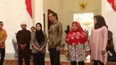 Presiden Joko Widodo menerima kedatangan Siti Aisyah dan keluarga di Istana Merdeka, Jakarta, Selasa (12/3). Siti dibebaskan dari dakwaan hukum kasus pembunuhan Kim Jong Nam di Pengadilan Tinggi Shah Alam, Kuala Lumpur. (Liputan6.com/Angga Yuniar)