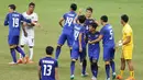 Pemain Thailand U-23 merayakan medali emas yang diraihnya setelah mengalahkan Myanmar U-23 dengan skor 3-0 di final. (Bola.com/Arief Bagus)