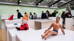 Pengunjung melihat koleksi benda-benda pada pembukaan Museum of Broken Relationships di Kosovo, Kamis (3/5). Museum ini digagas pasangan yang sudah berpisah, Olinka Vistica yang seorang produser film dan seorang pemahat Drazen Grubisic (ARMEND NIMANI/AFP)