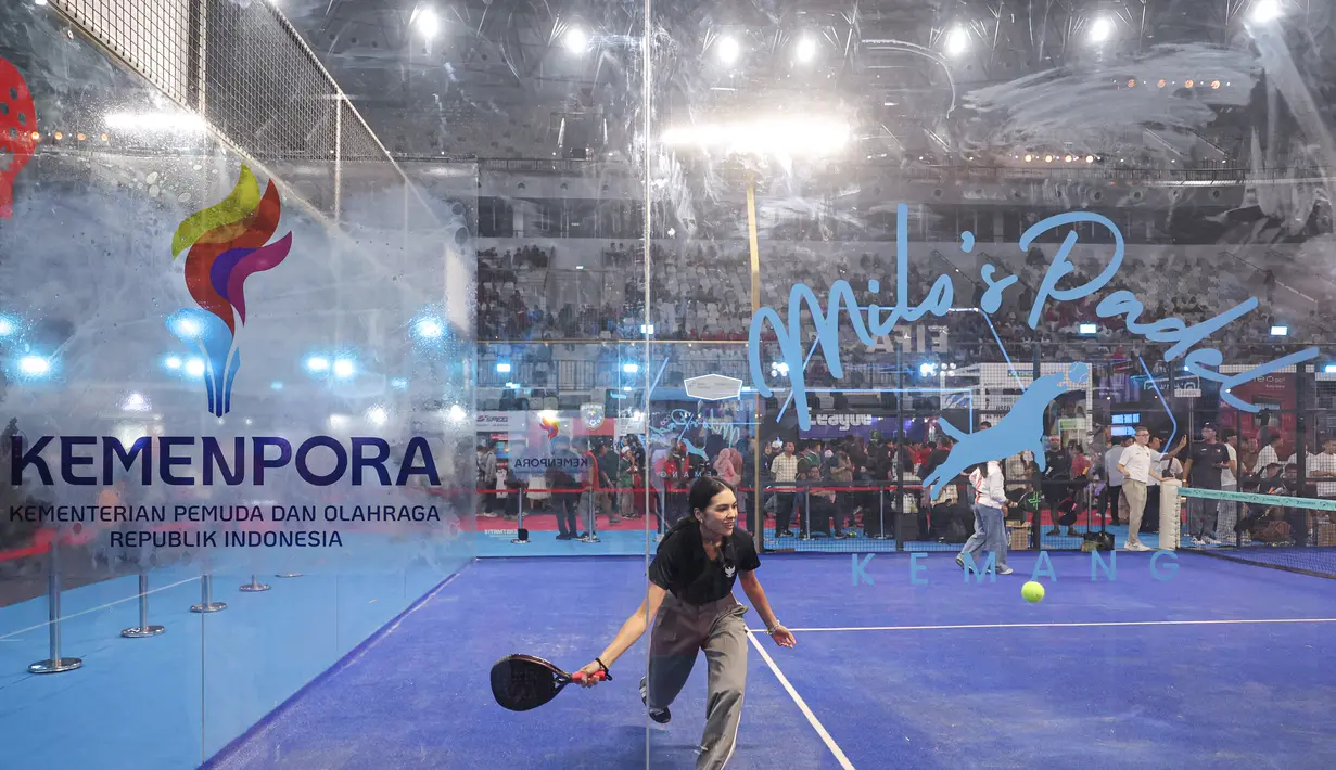 Bertempat di Indonesia Arena, Senayan, Jakarta pada Sabtu (6/12/2025), kegiatan yang diselenggarakan oleh Kementerian Pemuda dan Olahraga (Kemenpora) ini bertujuan untuk memperkuat industri olahraga nasional. Tampak dalam foto, salah satu atlet memeragakan olahraga padel usai pembukaan Indonesia Sports Summit 2025 (ISS) di Indonesia Arena, Senayan, Jakarta, Sabtu (6/12/2025). (Bola.com/Abdul Aziz)