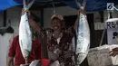 Pedagang menunjukkan ikan bandeng dagangannya di kawasan Rawa Belong, Jakarta, Rabu (14/2). Pedagang mengaku permintaan ikan bandeng meningkat jelang Tahun Baru Imlek. (Liputan6.com/Arya Manggala)