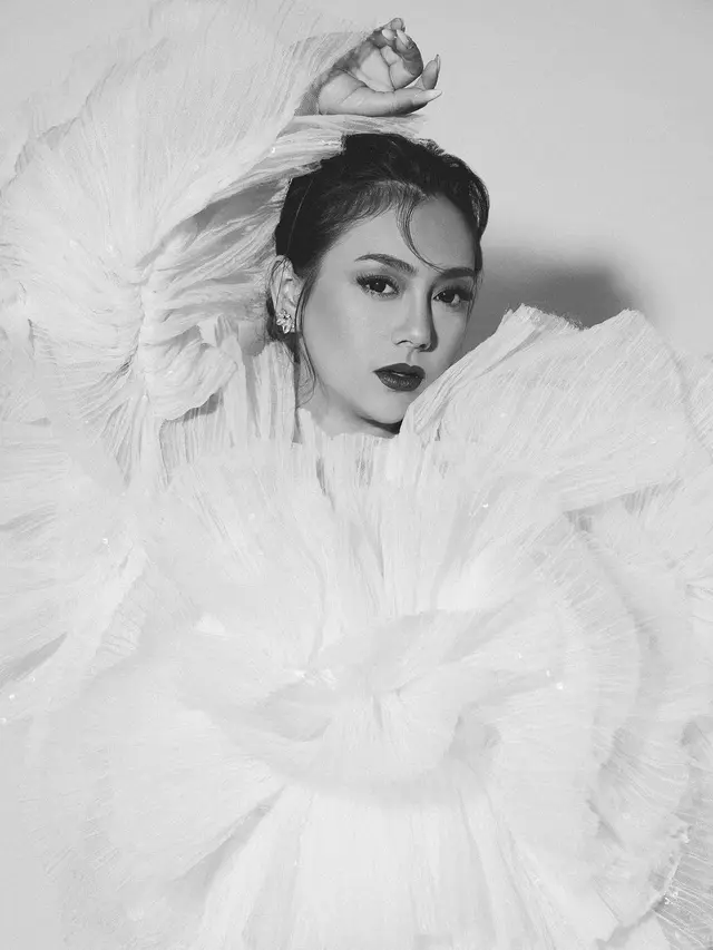 7 Pemotretan Terbaru Celine Evangelista Bertajuk Haute Lacroix Ini Menawan