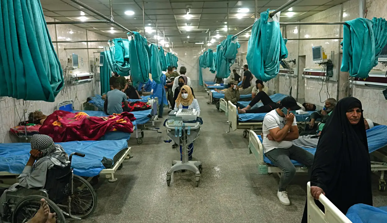 Warga dengan masalah pernapasan dirawat di rumah sakit saat badai pasir melanda Baghdad, Irak, Senin, 16 Mei 2022. Badai pasir yang melanda Irak mengirim sedikitnya 2.000 orang ke rumah sakit dengan masalah pernapasan dan menyebabkan penutupan bandara, sekolah dan umum kantor di seluruh negeri. (AP Photo/Hadi Mizban)