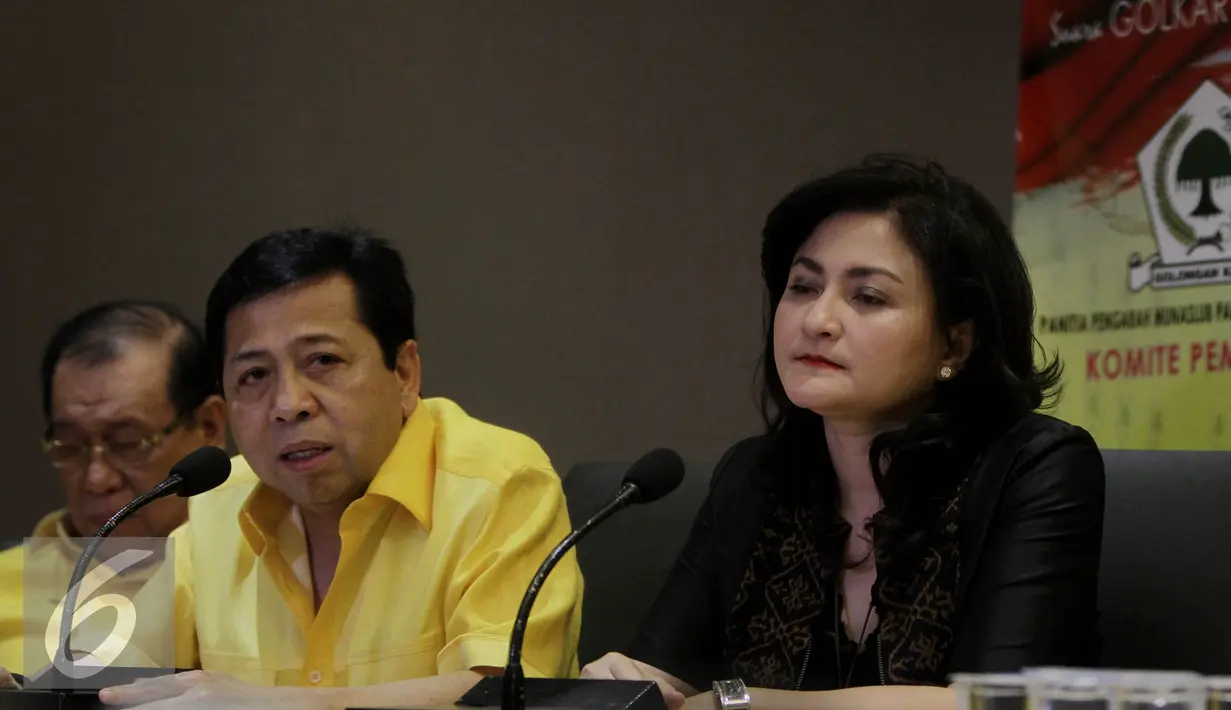 Setya Novanto saat mendaftar sebagai ‎Caketum Partai Golkar didampingi istrinya Deisti Astriani Tagor di DPP Partai Golkar, Jakarta, Rabu (4/5). Partai Golkar mematok mahar Rp 1 M untuk Balon Ketua Umum Partai Golkar. (Liputan6.com/Johan Tallo) 